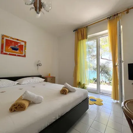 Διαμέρισμα & Ja *