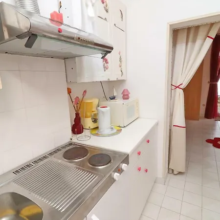 Διαμέρισμα & Ja *